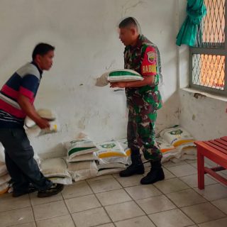 Babinsa Koramil 01 Sumbul Dampingi Penyaluran Bansos