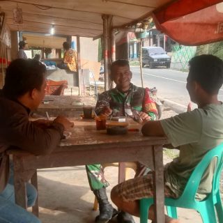 Serap Informasi Warga..!! Babinsa Ngopi Bareng Dengan Warga Desa Binaan