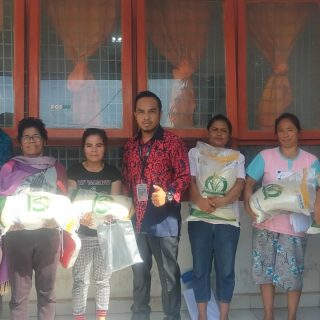 Babinsa Koramil 05 Tanah Pinem,, Dampingi Kepala Desa Berikan Bantuan Beras Kepada Warga