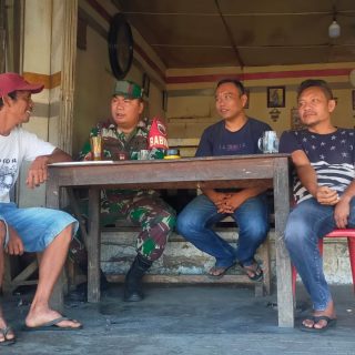 Mamfaatkan kebersamaan , Babinsa Kuta Buluh Komsos Dengan Warga Binaan.