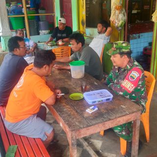 Mamfaatkan kebersamaan , Babinsa Kuta Buluh Komsos Dengan Warga Binaan.