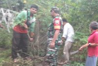 Serma Hijom Manik Saat melakukan pendampingan sekaligus memberi motivasi kepada petani