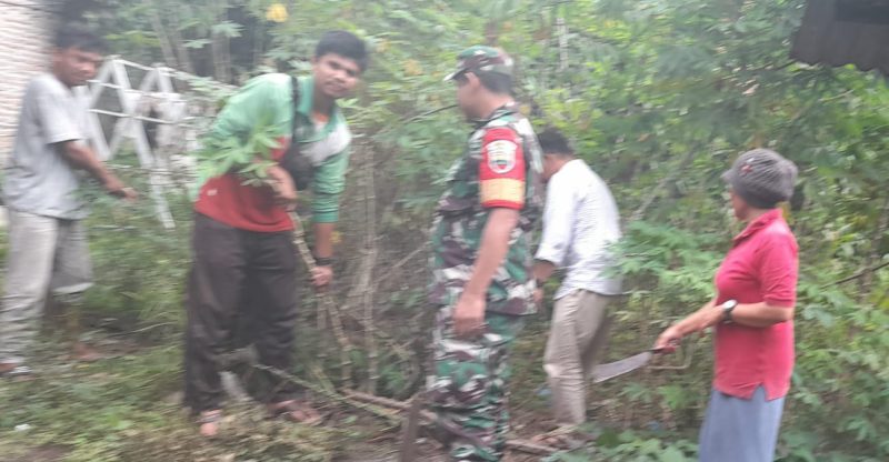 Serma Hijom Manik Saat melakukan pendampingan sekaligus memberi motivasi kepada petani