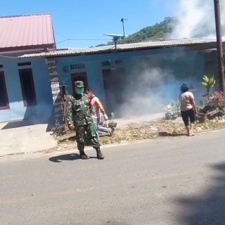 Peduli Akan Kesehatan,Babinsa Bantu Penyemprotan Fogging Kerumah Warga