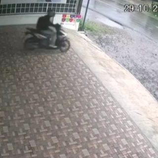 Viral..!! Seorang Pria Buang Bayi Di Depan Toko Warga Di Pancur Batu