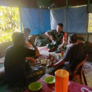 Melalui Komsos, Wujudkan Kedekatan Babinsa Dengan Warga.