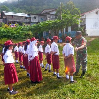 Babinsa Koramil 05 Tanah Pinem Latih PBB Ke Siswa Siswi Sekolah Dasar