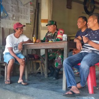 Ciptakan Kebersamaan,Babinsa Komsos Dengan Warga Di Warung Kopi