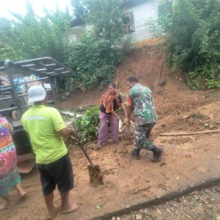 Babinsa Koramil 05 Tanah Pinem Gotong Royong Bersama Warga Bersihkan Tanah Longsor