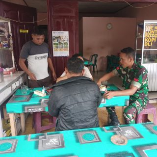 Manfaatkan Warung Kopi,Babinsa Komsos Dengan Warga Binaan