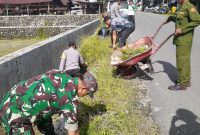 Sejumlah Personil tiga pilar yang sedang membersihkan sampah