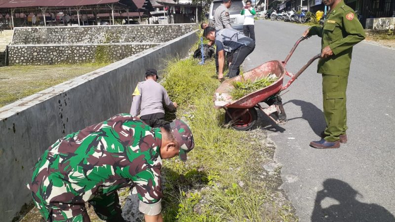 Sejumlah Personil tiga pilar yang sedang membersihkan sampah