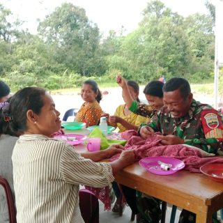 Babinsa Bersama Bhabinkamtibmas Dampingi Ibu PKK Desa Kuta Babo Membuat Keterampilan Payet Baju Kebaya