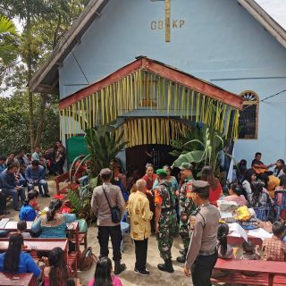 Personil Babinsa Koramil 05 Tanah Pinem Bersama Polsek Tanah Pinem Laksanakan PAM Gereja Perayaan Natal