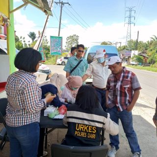 Polres Dairi Bersama Urkes Poliklinik Polres Dairi Melakukan Tes Urine Terhadap Sejumlah Supir Angkutan Umum