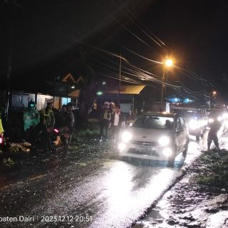 Akibat Hujan Deras Di Sertai Angin ,Puluhan Kendaraan Terjebak Macet Disebabkan Pohon Tumbang