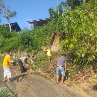 Bhabinkamtibmas Polsek Bunturaja Lakukan Pembersihan Tanah Longsor Dan Pohon Tumbang Bersama Dengan Masyarakat