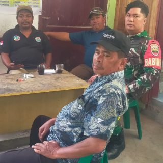 Manfaatkan Kebersamaan,Babinsa Komsos Dengan Perangkat Desa