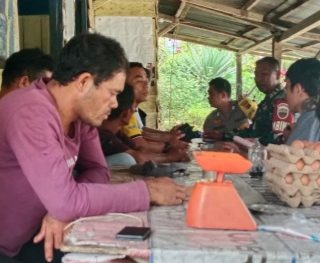 Tingkatkan Keamanan Dan Ketertiban Desa,Babinsa Dan Bhabinkamtibmas Komsos Dengan Warga Desa Mahala