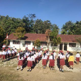 Bentuk Disiplin  Generasi Muda,Babinsa Jadi Irup Di Sekolah SD N 034823 Kuta Buluh