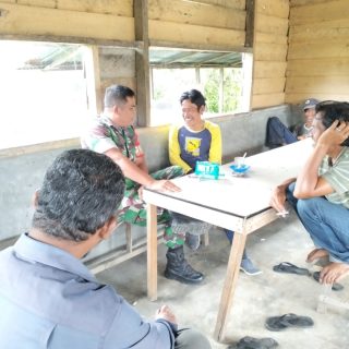 Babinsa Komsos Dengan Warga Desa Binaan