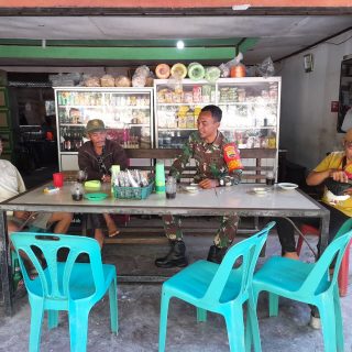 Jalin Silaturahmi..!! Babinsa Koramil 06 Kerajaan Komsos Dengan Warga Di Warung Kopi