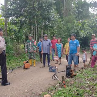 Babinsa Dan Bhabinkamtibmas Beserta Masyarakat Gotong Royong Bersihkan Badan Jalan