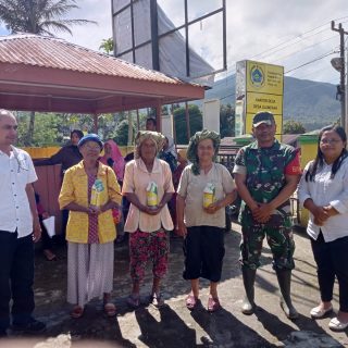 Babinsa Koramil 07 Salak Dampingi Pembagian Racun Rumput Di Desa Binaan