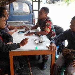 Ciptakan Kedekatan Dengan Warga,Babinsa Komsos Di Warung Kopi Di Desa Binaan