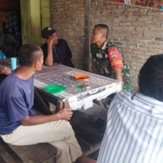 Jaga Hubungan Baik Di Wilayah Binaan,Babinsa Koramil 06 Kerajaan Giat  Komsos Dengan Warga