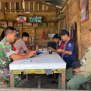 Bincang Santai,Babinsa Koramil 07 Salak Komsos Dengan Warga Di Desa Binaan
