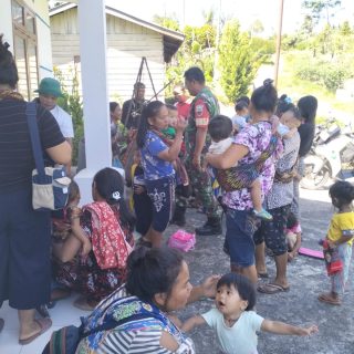 Babinsa Koramil 07 Salak, Dampingi Petugas Kesehatan