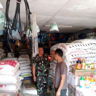 Babinsa Koramil 07 Salak Cek Ketersediaan Pupuk Bersubsidi Di Wilayah Binaan