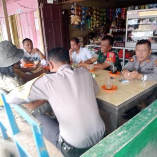 Serap Informasi Warga Binaan,Babinsa Dan Bhabinkamtibmas  Komsos Di Warung Kopi
