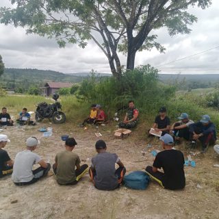 Babinsa Koramil 07/Salak Komsos Dengan Siswa Sekolah Pada Saat Pelajaran Olahraga.