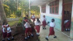 Babinsa Koramil 05 Tanah Pinem Jumat Bersih Bersama Anak Sekolah Dasar