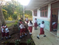 Babinsa Koramil 05 Tanah Pinem Jumat Bersih Bersama Anak Sekolah Dasar