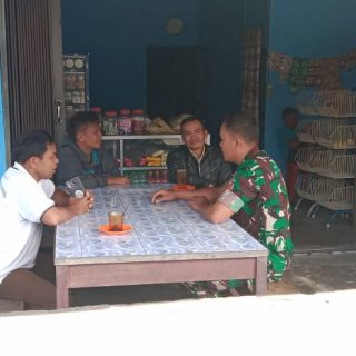 Babinsa Koramil 07 Salak Komsos Dengan Warga Desa Binaan