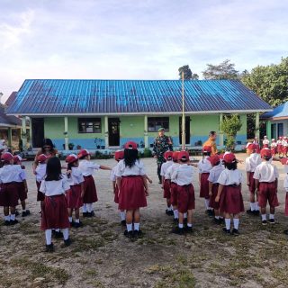 Tanamkan Cinta Tanah Air,Babinsa Koramil 07 Salak Menjadi Pembina Upacara Di SDN 1 Cikaok