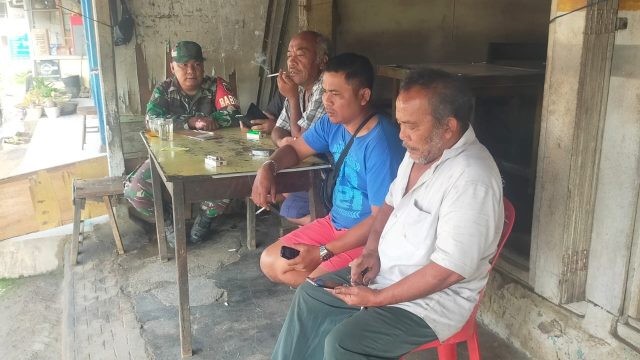 Komsos Di Wilayah Binaan,Babinsa Koramil 05 Tanah Pinem Sampaikan Pesan Kamtibmas Kepada Warga
