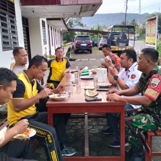 Jaga Hubungan Baik,Babinsa Koramil 07 Salak Komsos Dengan Personil Polsek Salak