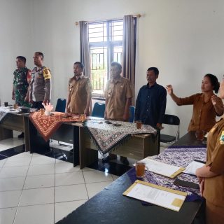 Babinsa Koramil 07 Salak Bersama Bhabinkamtibmas Hadiri Pelantikan Perangkat Desa