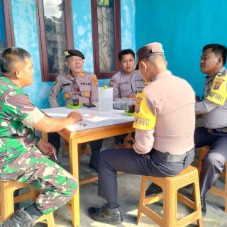 Jaga Hubungan Baik,Babinsa Koramil 07 Salak Bincang Santai Bersama Personil Polsek Salak