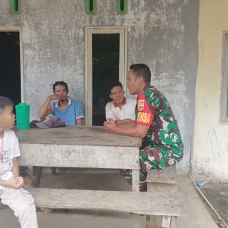 Babinsa Koramil 07 Salak Komsos Dengan Warga Di Desa Binaan