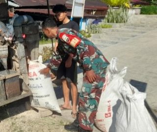 Babinsa Koramil 06 Kerajaan Sambangi Pemilik Penggilingan Padi Keliling Sekaligus Laksanakan Komsos