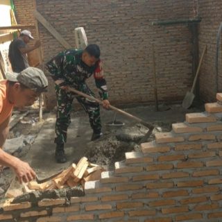Bentuk Kemanunggalan Bersama Rakyat,Babinsa Koramil 06 Kerajaan Membantu Merenovasi Rumah Warga Desa Binaan