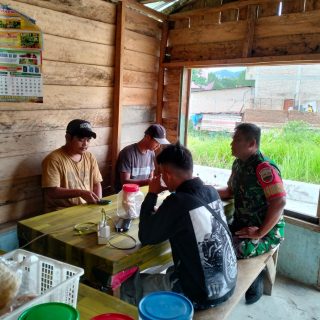 Babinsa Koramil 07 Salak Komsos Dengan Warga Desa Binaan
