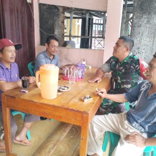Manfaatkan Warung Kopi,Babinsa Koramil 07 Salak Komsos Dengan Warga