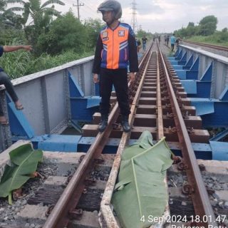 Naas..!! Siswa SMP Tewas Di Tabrak Kreta Api