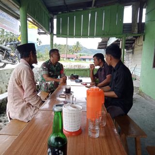 Babinsa Komsos Dengan Warga Di Desa Binaan
